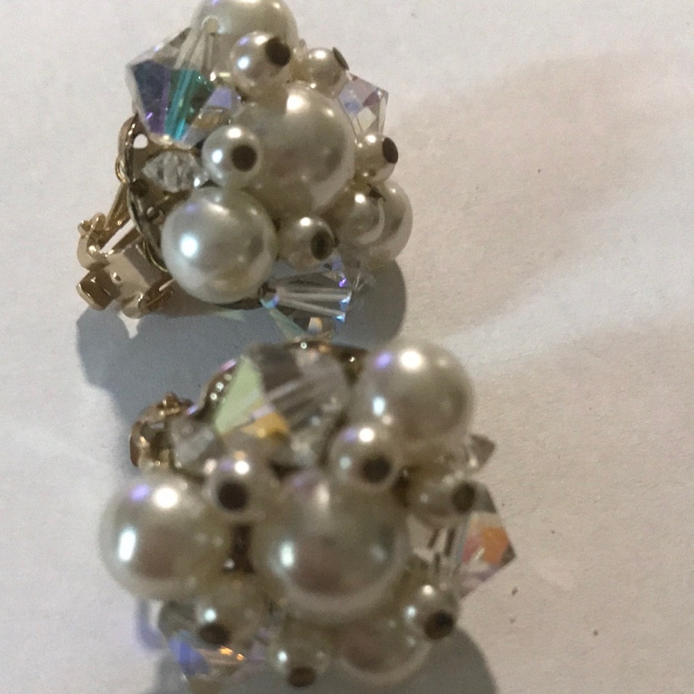 Elegant Pearl and Crystal Cluster vintage Earrings - Picture 7 of 7